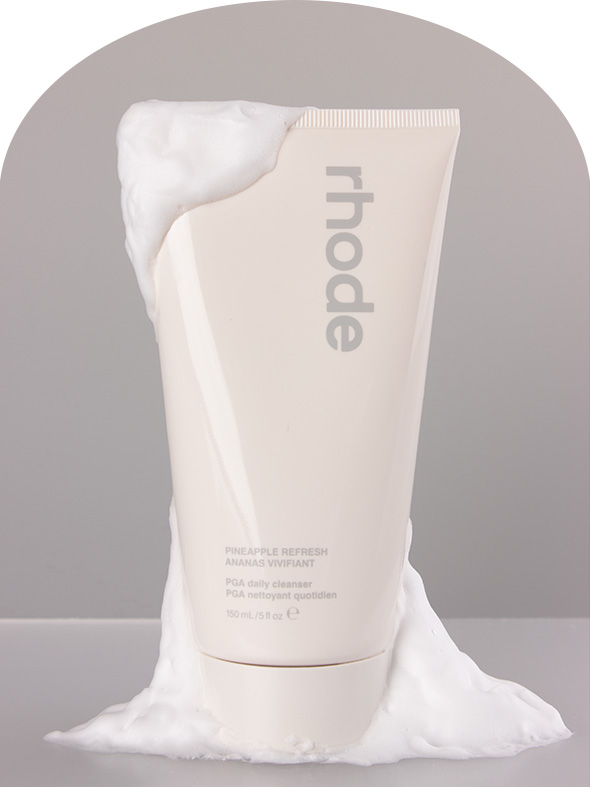 Minimalistisches Produktfoto einer Waschgel Verpackung vor neutralem Hintergrund mit weichem Licht